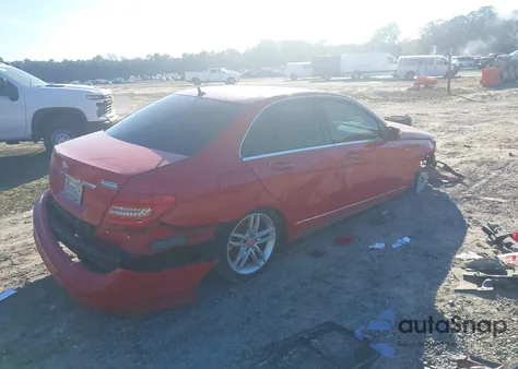 2013 Mercedes-Benz C 250 Sport z USA, uszkodzony, nr VIN WDDGF4HBXDR257474